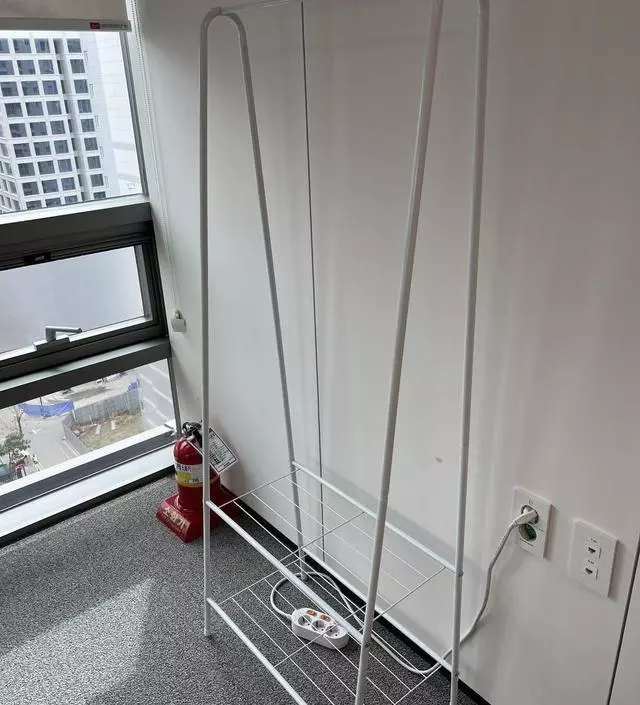 [네이버브랜드스토어 리뷰] 좀 흔들거리긴 하는데 디자인이 깔끔