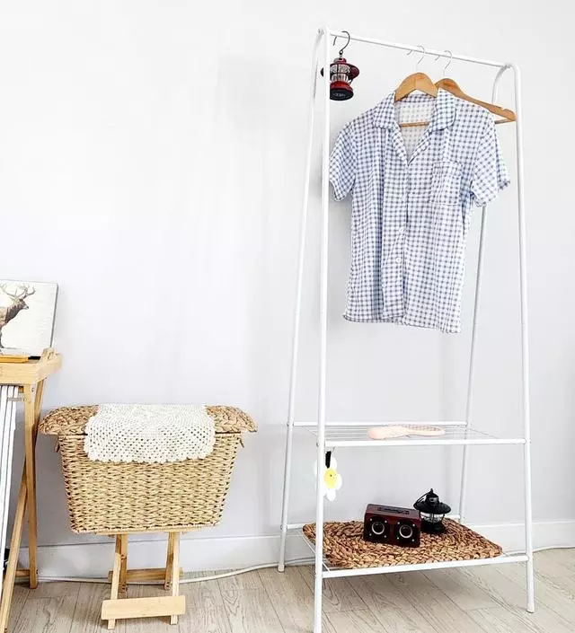 [네이버브랜드스토어 리뷰] 다른 목적 없이 단지 침실에 감성한스푼 더하고자 잠옷걸이를 사고싶어 구매했습니다!
