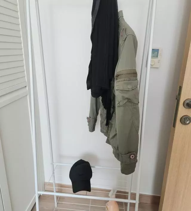 [네이버브랜드스토어 리뷰] 무게감이 가벼워 그런지 큰코트같은거는 못걸수있을까생각했지만 저같은경우는 여자사이