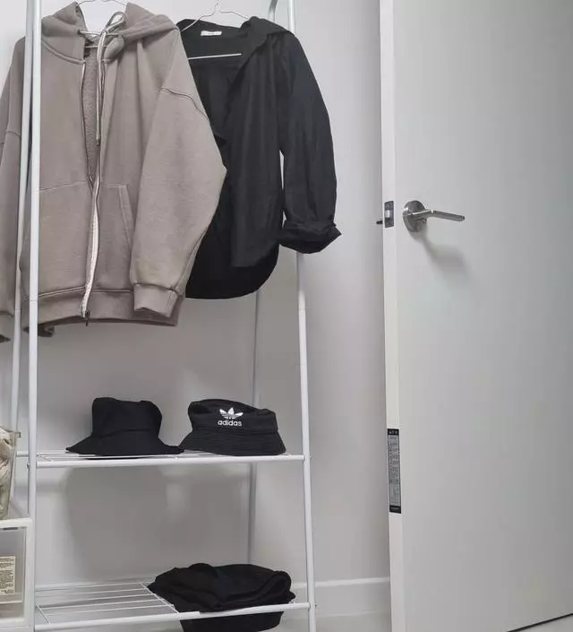 [네이버브랜드스토어 리뷰] 외출할 때 입은 옷을 잠시 걸어두는 용도로 구매했습니다
