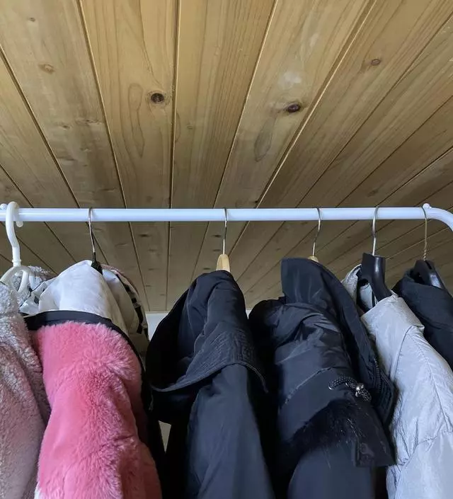 [네이버브랜드스토어 리뷰] 철제행거 가성비가 좋고 받쳐주는 것도 튼튼해서 철지난 옷 정리할 때 사용하고 있는데