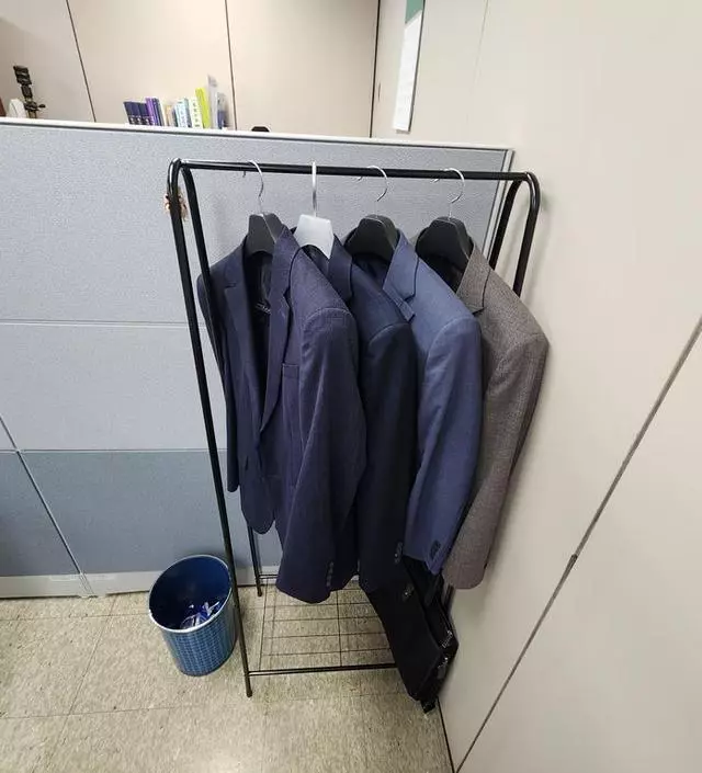 [네이버브랜드스토어 리뷰] 사무실에 여름 재킷을 걸 용도로 구입했어요. 협소한 환경에 컴팩트한 행거로 제 용도에