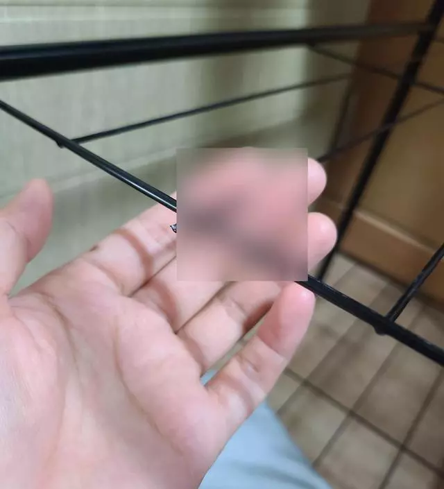 [네이버브랜드스토어 리뷰] 선반 부분이 처음에는 떨어지긴 했지만 접찹제 붙였더니 괜찮아요. 선반이 약해 무거운