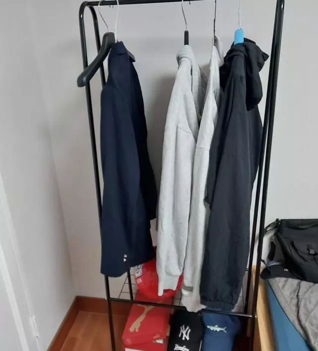 [네이버브랜드스토어 리뷰] 작은 박스로 왔길래 부실할까 걱정했는데 생각보다 견고하네요.겨울에는 패딩 걸어놔도