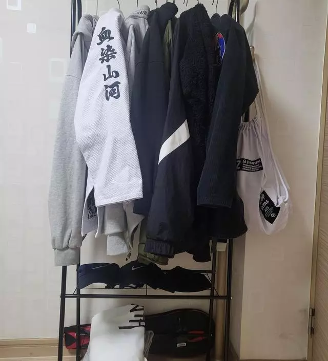 [네이버브랜드스토어 리뷰] 작은방에 딱 좋은 사이즈네요^^ 하지만 여러벌옷을 걸을수 있습니다 많이 튼튼한건 아니