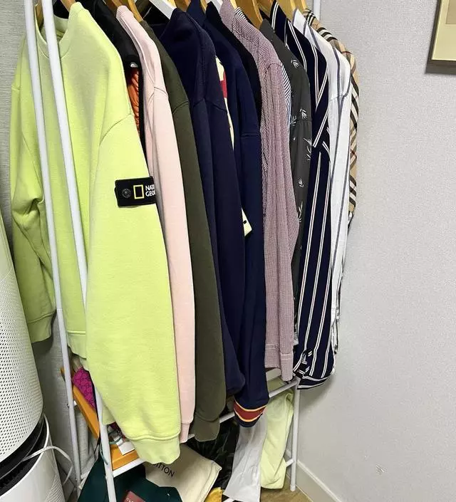 [네이버브랜드스토어 리뷰] 생각보다 너무 작아서 좀 놀랐는데 옷 걸어보니 많이 수납되서 정리가 잘 되는거 같아요