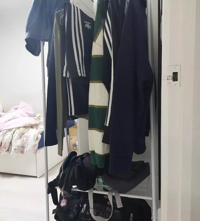 [네이버브랜드스토어 리뷰] 공간이 협소해서 작은 행거를 찾던중 눈에 들어온제품이에요 가격도 저렴하고 저렴한 가