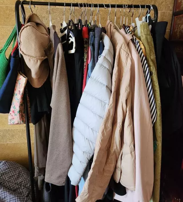 [네이버브랜드스토어 리뷰] 잠자는 방에 두고 간편한 옷을 걸어두려고 샀는데 공간에 딱 맞게 들어갔네요. 가격에 