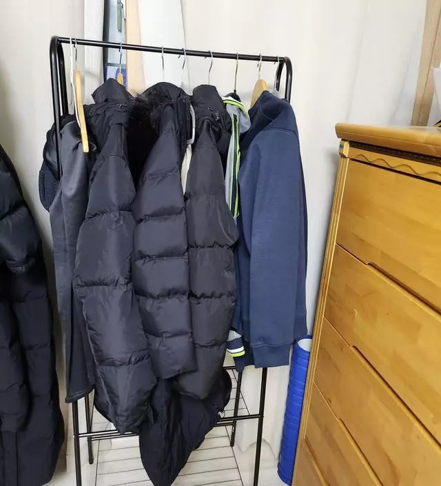 [네이버브랜드스토어 리뷰] 아이들 각방에 하나씩 설치해주었는데 외투걸기 너무 좋아요 겨울 외투도 많이 걸리고
