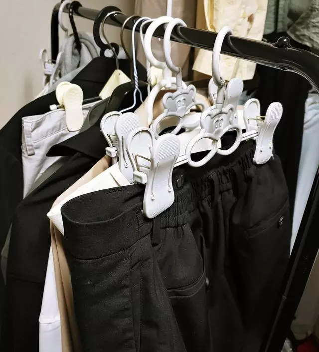 [네이버브랜드스토어 리뷰] 무거운 코트들은 많이 걸기 어려운 것 같고 앏은 셔츠, 바지, 가벼운 외투들을 걸고 있