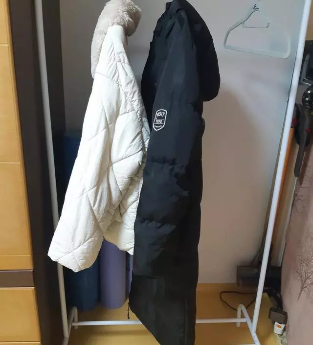 [네이버브랜드스토어 리뷰] 생각했던것보다 롱패딩등겨울옷 옷장부피차지하는데 늘 입던것들을 걸어놓으니편하네요