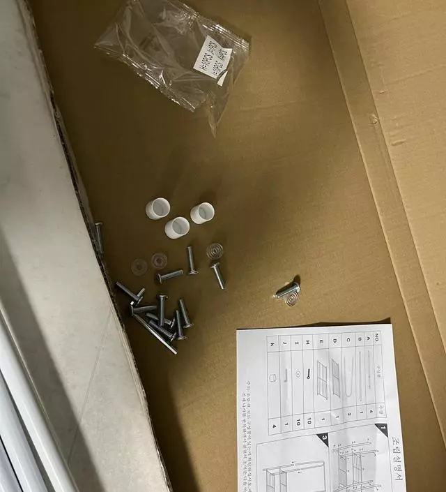 [네이버브랜드스토어 리뷰] 상품은 마음에 드는데 바닥 부속이 한개 누락이네요 ㅠㅠ