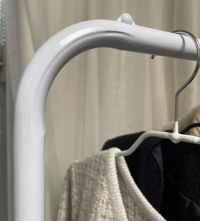 [네이버브랜드스토어 리뷰] 옷걸이로 잘쓰고 있어요 ! 너무 무겁게 사용하지는 말아야 할것 같아요