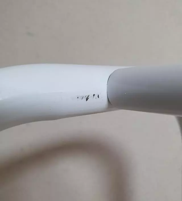 [네이버브랜드스토어 리뷰] 조립하기 쉬워요. 튼튼합니다. 윗부분에 스크래치가 있네요. 잘 쓸게요