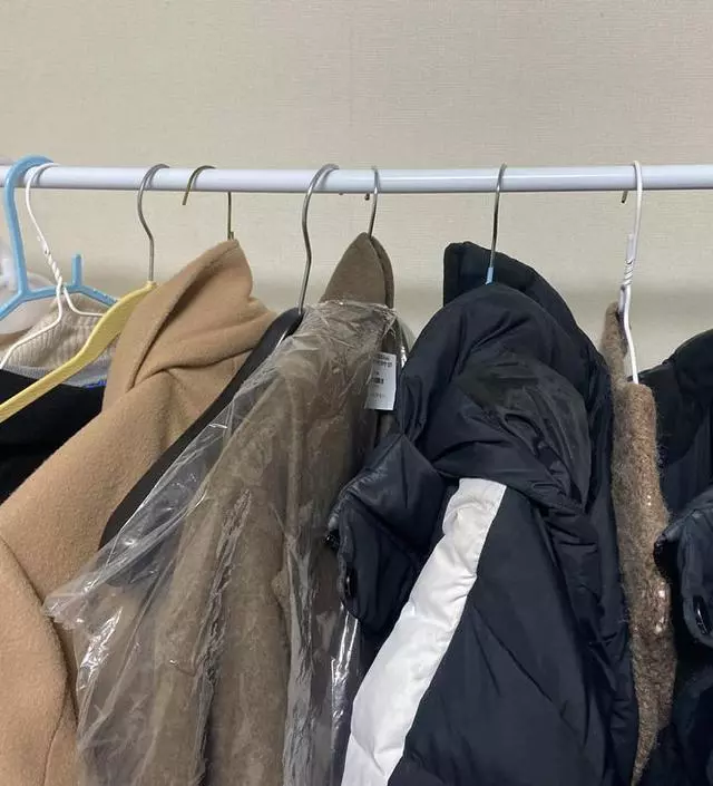 [네이버브랜드스토어 리뷰] 아래쪽 선반에 가방이나, 잡다한 것들을 놓을 수 있어요!
