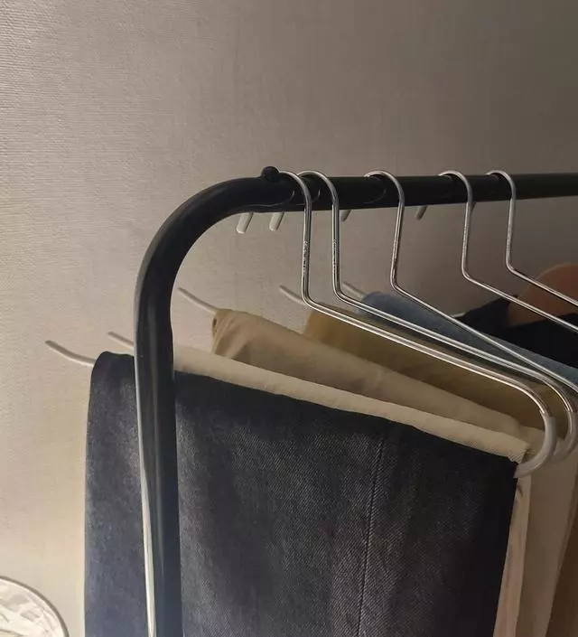 [네이버브랜드스토어 리뷰] 자주 입는 옷들을 걸어두려고 구매했어요. 공간차지도 많지 않네요.
