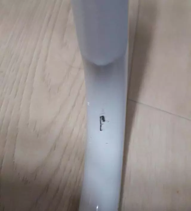 [네이버브랜드스토어 리뷰] 다른 리뷰보고 까짐 예상하고 주문하긴 했는데 그래도 아쉬워요 조립 진짜쉽고 약간 흔