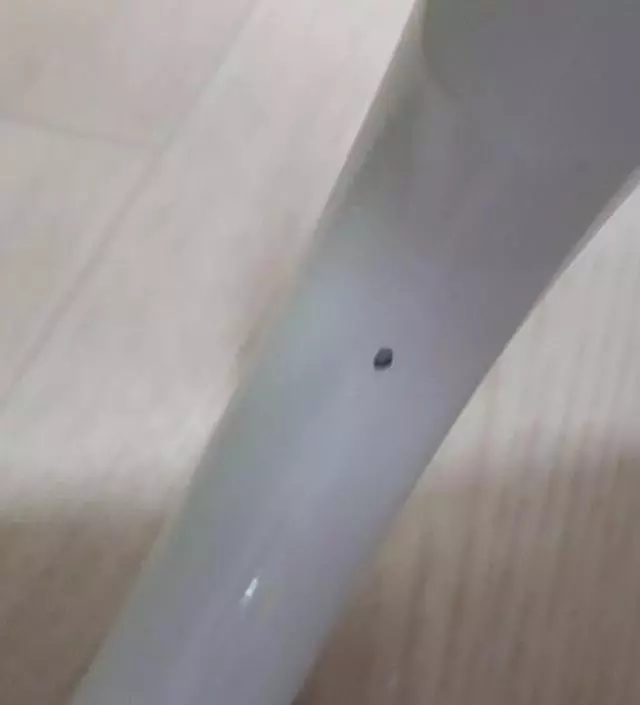 [네이버브랜드스토어 리뷰] 흠집있어서 아쉬웠는데 쓰다보니 별로 안거슬리고 집에와서 바로 옷 거니까 편해요