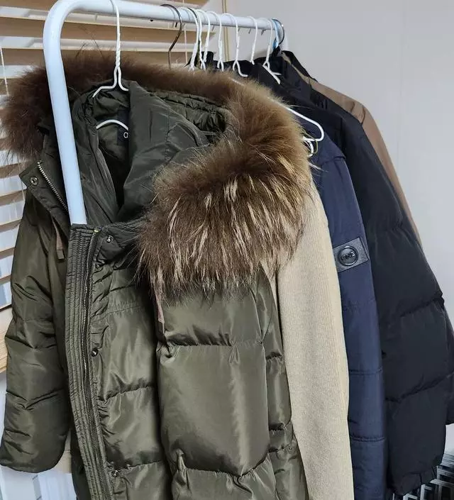 [네이버브랜드스토어 리뷰] 착한 가격! 모던한 디자인! 대만족하며 사용 중이에요~ 입던옷 걸어놓는 용도로 사용하