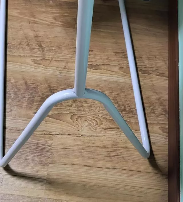 [네이버브랜드스토어 리뷰] 조립쉽고,가볍고,  양쪽끝이뽈록솟아 옷걸이떨어질염려없음.나갔다들어오면 옷아무데나