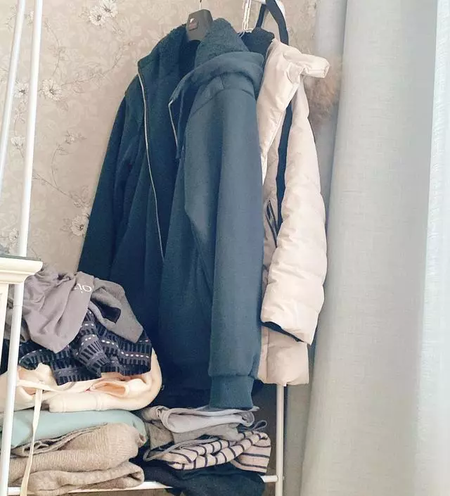 [네이버브랜드스토어 리뷰] 겨울옷 걸어둘만한 마땅한공간이 없어서 바닥에 막 내려놨다가 승질나서 구입한 제품입