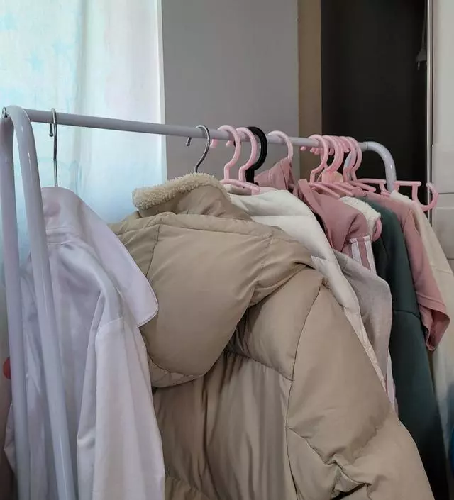 [네이버브랜드스토어 리뷰] 균형 잘 잡아놓고  이것저것 올려봤는데 정리잘됩니다.선반 두곳에는 가방이나 보드게임