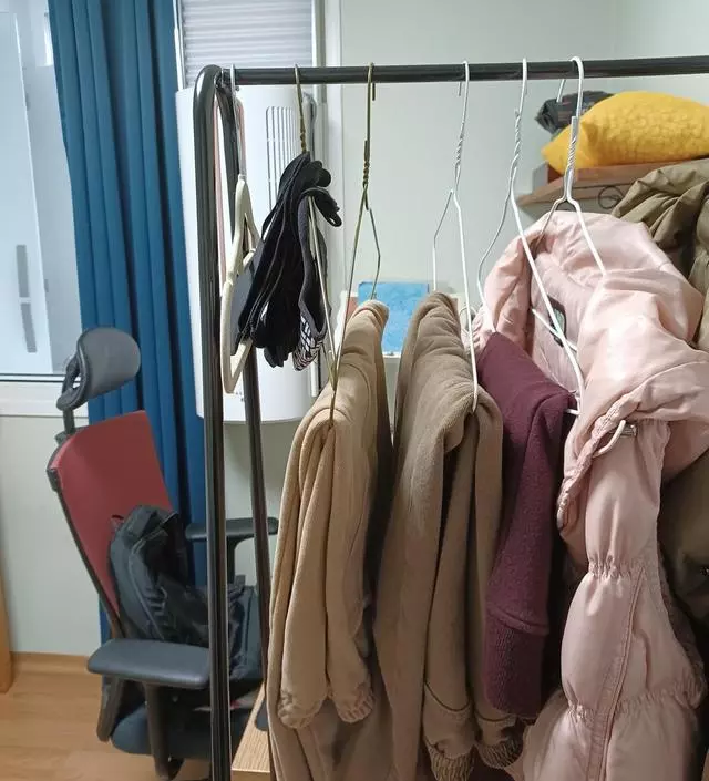 [네이버브랜드스토어 리뷰] 옷을 걸어두니 안정적으로 서 있어요 이동할때는 불편해요