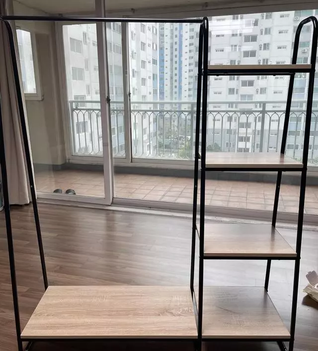 [네이버브랜드스토어 리뷰] 찾고있던 상품이고 조립도 너무 쉬워서 일단 너무 만족해요! 근데 쇠 기둥부분 긁힌 곳