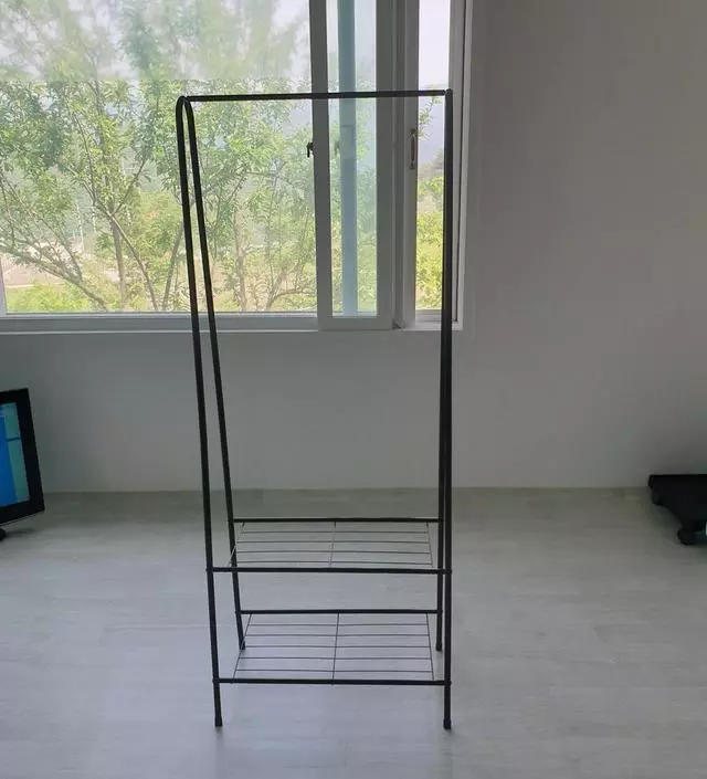 [네이버브랜드스토어 리뷰] 작은 방에 옷 몇개만 걸려고 샀는데 일단 조립 간편해서 좋고 수납바구니 얹을 수 있어