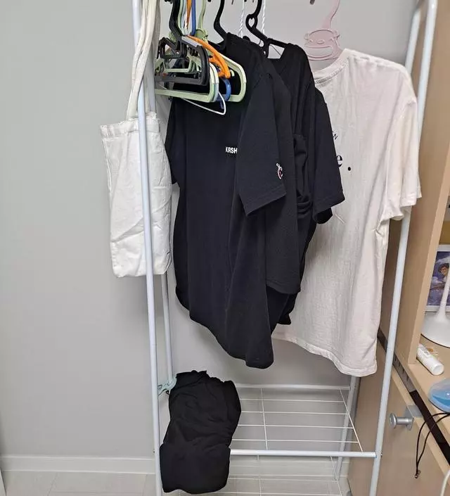 [네이버브랜드스토어 리뷰] 아이방에 하나 사줬어요.. 조립은 여자혼자 쉽게 했습니다. 조립하고 보니 힘은 없네요