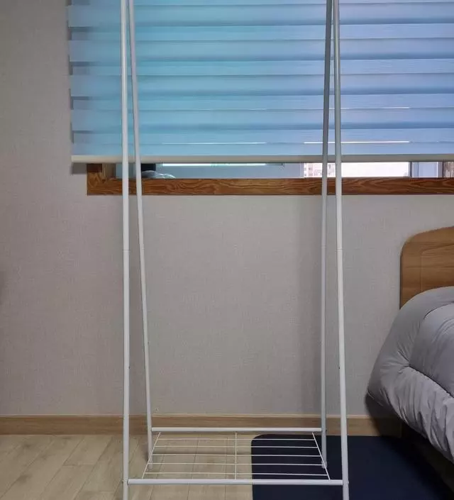 [네이버브랜드스토어 리뷰] 행거가 필요하긴 했는데 크고 제대로된걸 살 상황은 아니어서 주렁주렁 지저분하게 쓰고