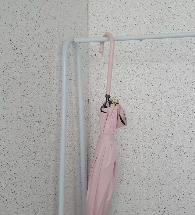 [네이버브랜드스토어 리뷰] 아래 다리와 윗 구조물이 끼우면 빠지지 않아야하는데 약간 빠지네요. 다행히 좀 무게있