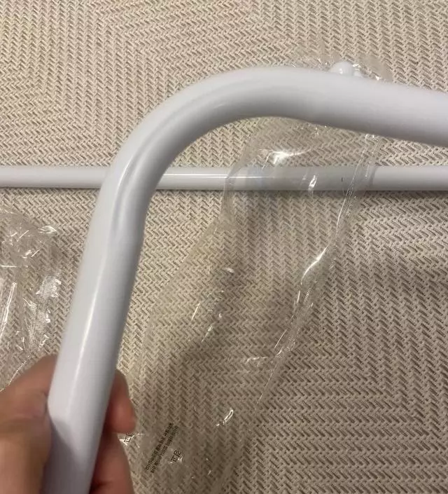 [네이버브랜드스토어 리뷰] 저렴해서 그런지 깔끔한 제품은 아니에요..  커브는 구겨지고 옷걸이가 안떨어지게 하는