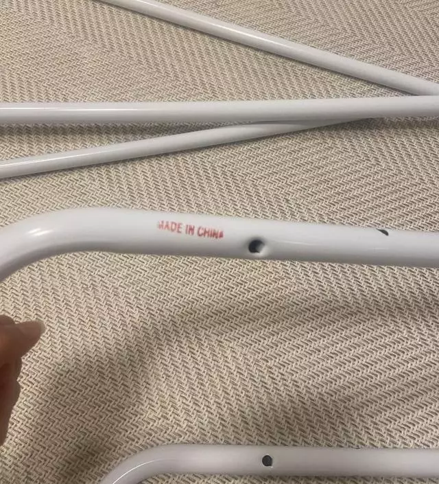 [네이버브랜드스토어 리뷰] 저렴해서 그런지 깔끔한 제품은 아니에요..  커브는 구겨지고 옷걸이가 안떨어지게 하는