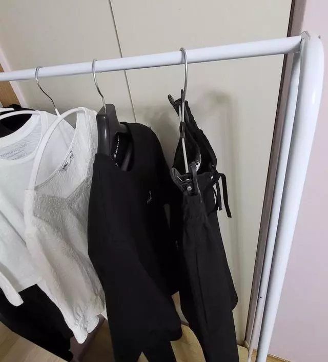 [네이버브랜드스토어 리뷰] 크기도 적당해서 잘 산 거 같아요~ 원피스도 잘 걸려요~ 생각보다 많이 걸려서 더 좋아