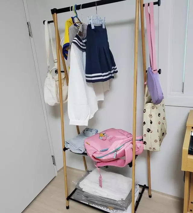 [네이버브랜드스토어 리뷰] 우드톤이라 고급져보이네요^^가방도 걸수있어서 활용도가 좋아요~