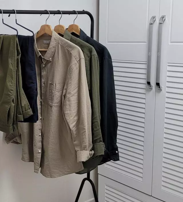 [네이버브랜드스토어 리뷰] 자주 입는 옷은 행거에 걸어두고 싶었는데 제가 원하던 제품이에요 심플한 행거라 다른