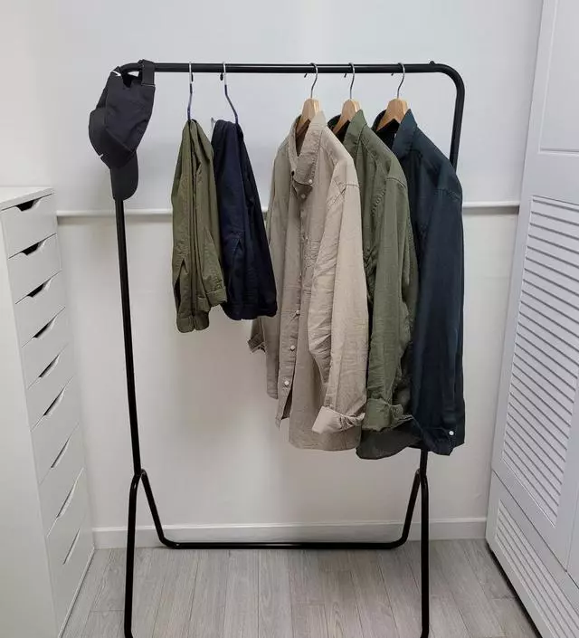 [네이버브랜드스토어 리뷰] 자주 입는 옷은 행거에 걸어두고 싶었는데 제가 원하던 제품이에요 심플한 행거라 다른