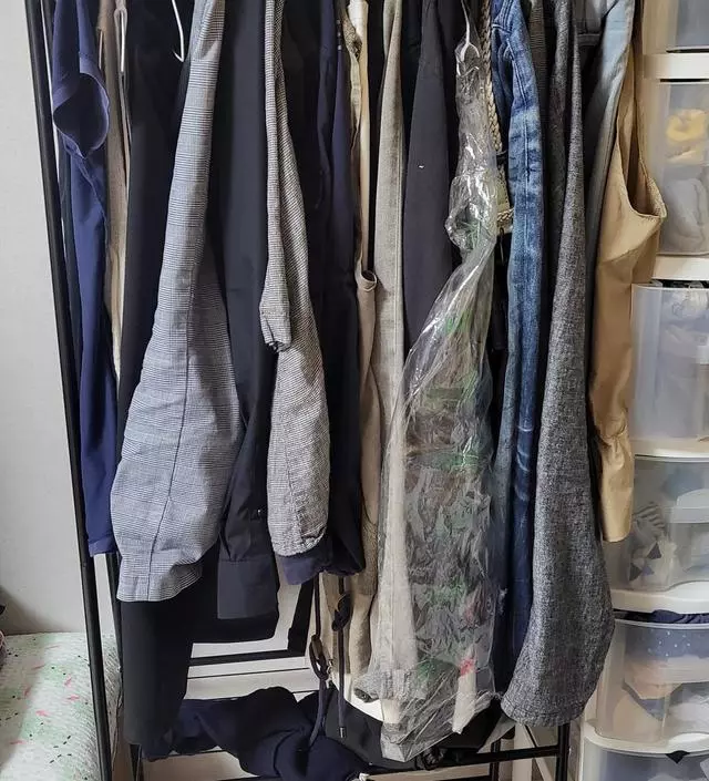 [네이버브랜드스토어 리뷰] 기존 행거가 다소 공간을 차지하고 있어 슬림한걸 찾다가 구매했어요. 가격도 저렴하네