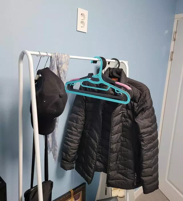 [네이버브랜드스토어 리뷰] 손님방에 옷걸이가 없어서 쉽게 설치가능하고 저렴한 것 찾다가 바네스데코에서 구매했