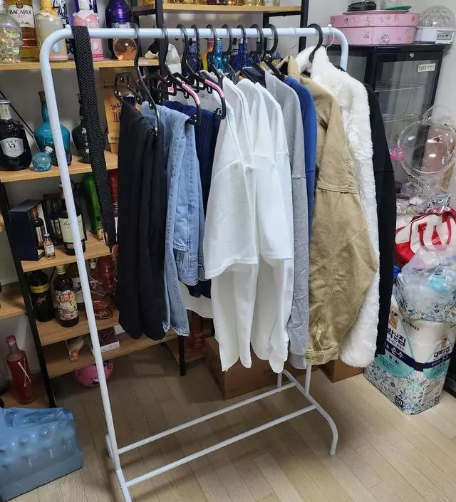 [네이버브랜드스토어 리뷰] 마땅한 수납공간이 없어서 구매를 하게 되었는데 생각보다 깔끔하고 옷도 많이 걸려서 