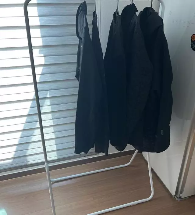 [네이버브랜드스토어 리뷰] 조립은 어렵지 않은데 나사 조이는 부분이 조금은 엉성해서 페인트가 벗겨지네요ㅠ 저렴