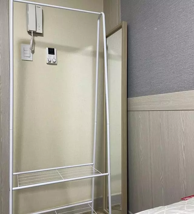 [네이버브랜드스토어 리뷰] 조립하는 것도 어렵지 않고 디자인도 심플한데 옷도 꽤 많이 걸리고 선반이 있는 것도 