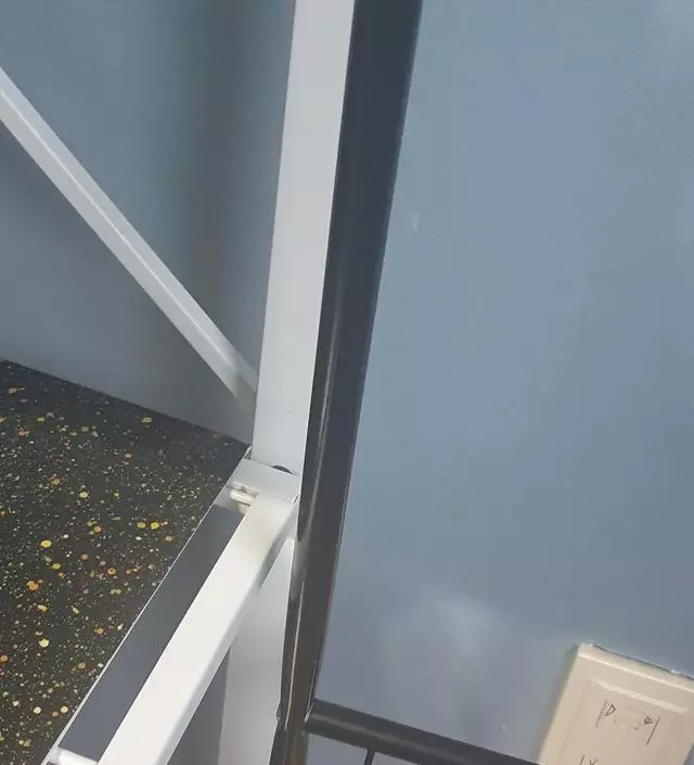 [네이버브랜드스토어 리뷰] 가격대비 깔끔하고 좋기는한데 이음새 부분이 잘 안맞거나 윗봉 부분 나사가 안조여져서