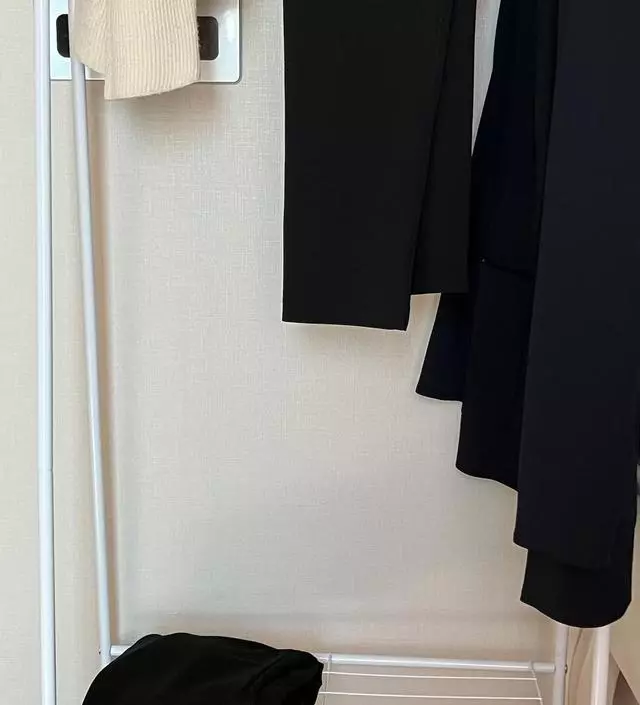 [네이버브랜드스토어 리뷰] 가볍고 좋아요:) 간이 옷걸이로 편하게 잘 쓰고 있어요