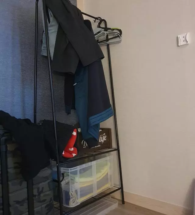 [네이버브랜드스토어 리뷰] 저렴사게 잘샀어요^^  조립도쉽고 간단하게 옷걸기 편함