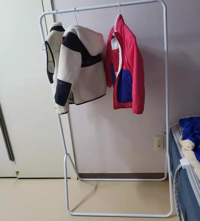 [네이버브랜드스토어 리뷰] 아이가 하도 겉옷을 아무대나 벗어놔서 간단한걸 찾고 있었는데 조립도 너무 간단하고 