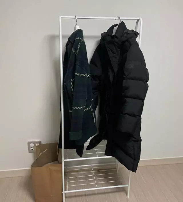 [네이버브랜드스토어 리뷰] 생각보다는 덜 견고하고 약간 싼티는 나지만 간단히 옷 걸때 덜 지저분해보이고 좋을 것