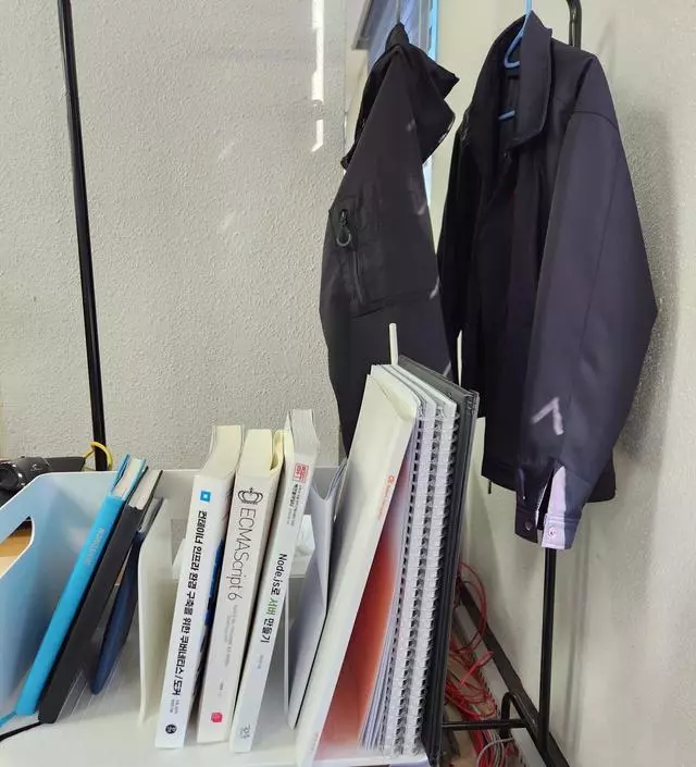 [네이버브랜드스토어 리뷰] 사무실 틈새에 넣고 쓰고 있어요. 가성비 좋은 편이예요.