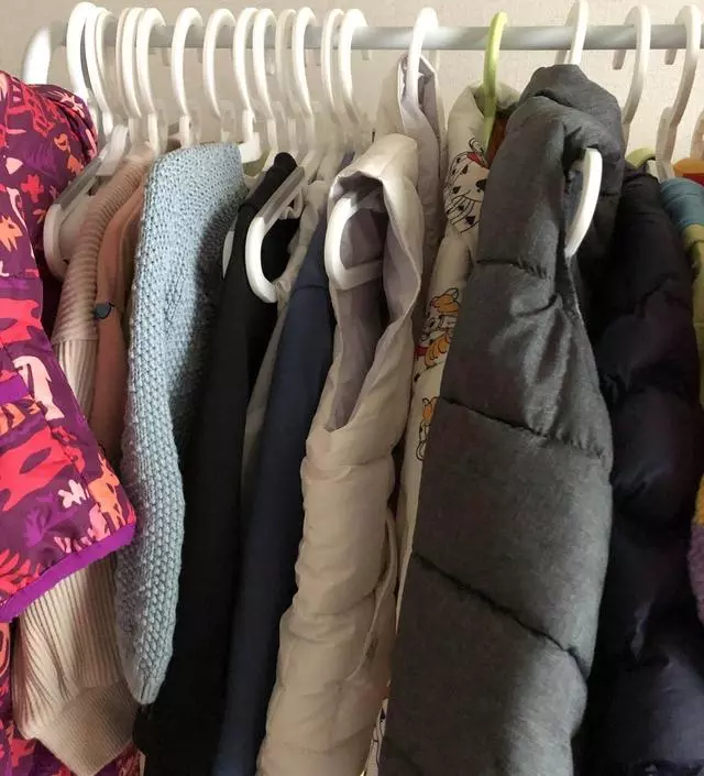 [네이버브랜드스토어 리뷰] 저렴하게 사서 잘 쓰고 있어요 애기옷이라 무겁지 않아  가을겨울 외투 걸어서 쓰고 수